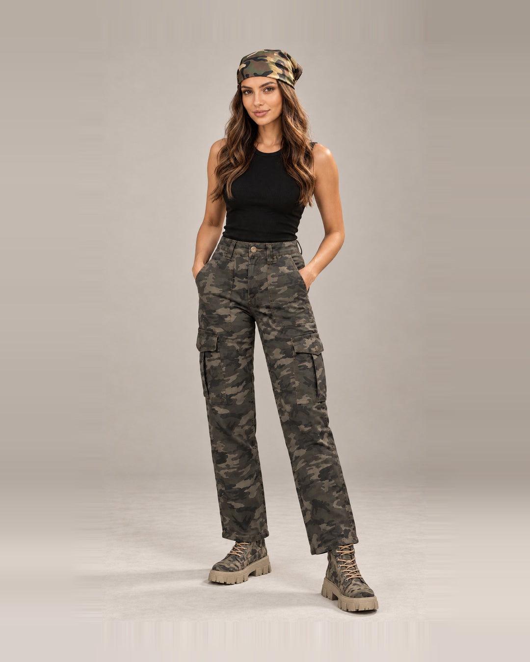 Modelo con bandana de camuflaje anudada en la cabeza y un look en tonos verdes y negros.