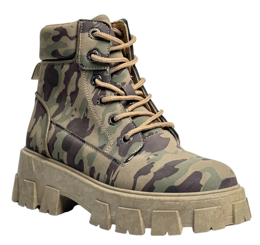 Bota militar de camuflaje beige para mujer, con cordones y suela track, vista en tres cuartos.