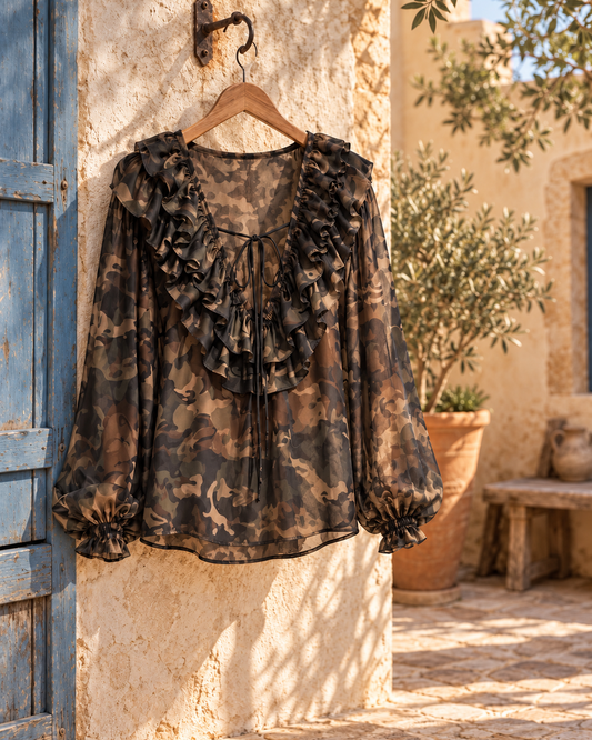Camisa camuflada con volantes Miró Boho Chic en percha, con mangas largas y lazada en el escote