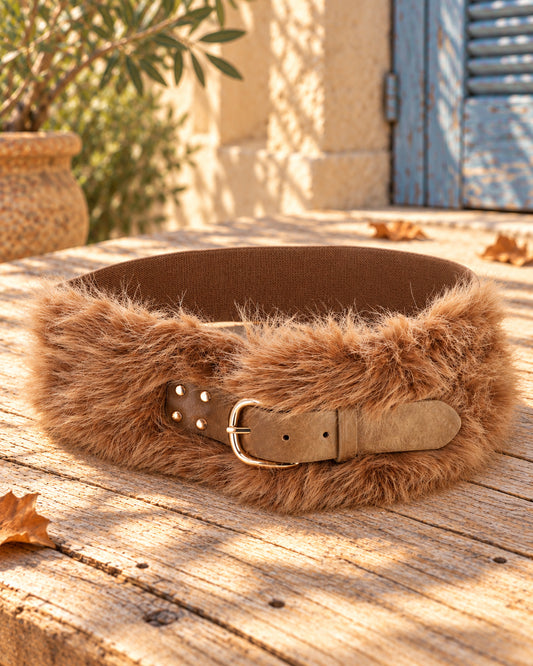 Cinturón boho pelo y hebilla d · camel, bodegón del producto sobre madera