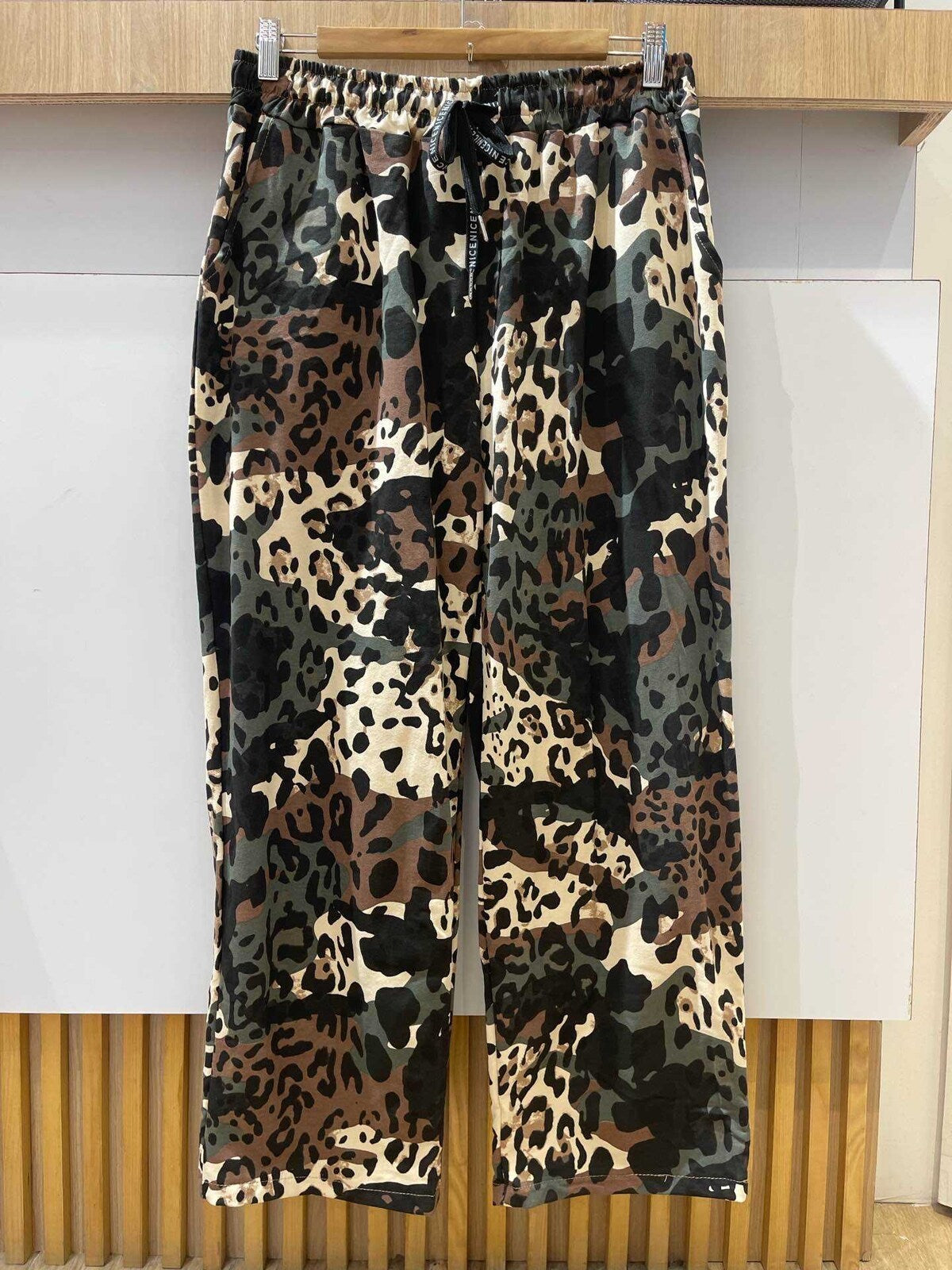 Pantalón recto de camuflaje para mujer | Miró Boho Chic