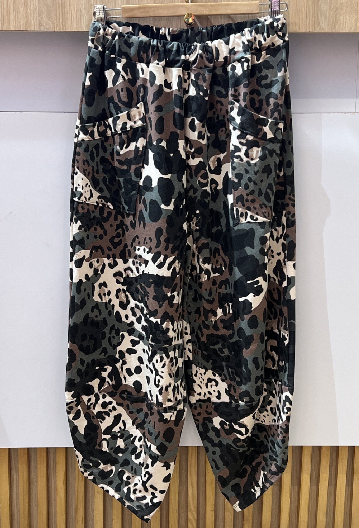 Pantalón asimétrico de camuflaje para mujer | Miró Boho Chic