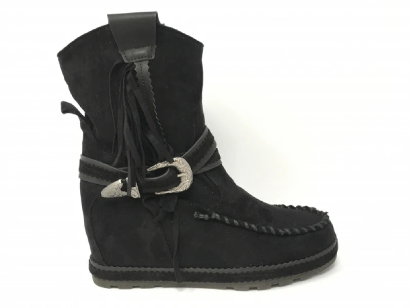Botas boho de piel con flecos y hebilla · Mulanka, color negro, fotografía del producto original.