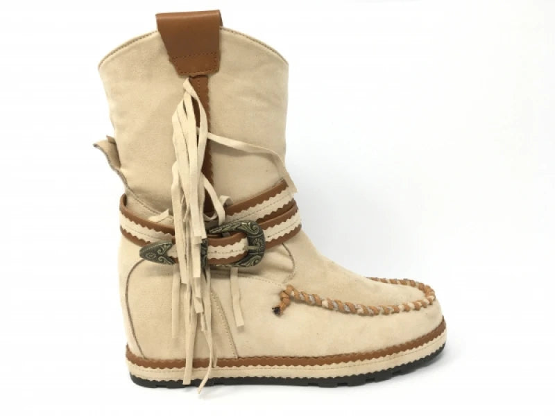 Botas boho de piel con flecos y hebilla · Mulanka, color beige, fotografía del producto original.
