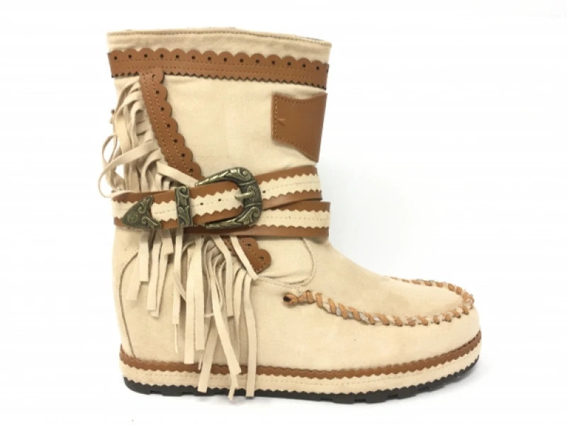 Botas boho de piel con remates festoneados · Mulanka, color beige, fotografía del producto original.