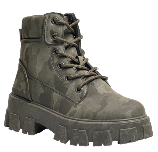 Bota militar de camuflaje verde para mujer, con cordones y suela track, vista en tres cuartos.