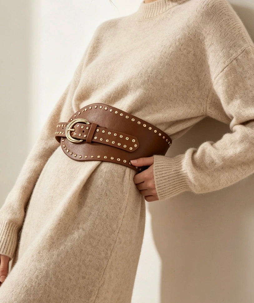 Cinturón boho con tachas y hebilla ovalada