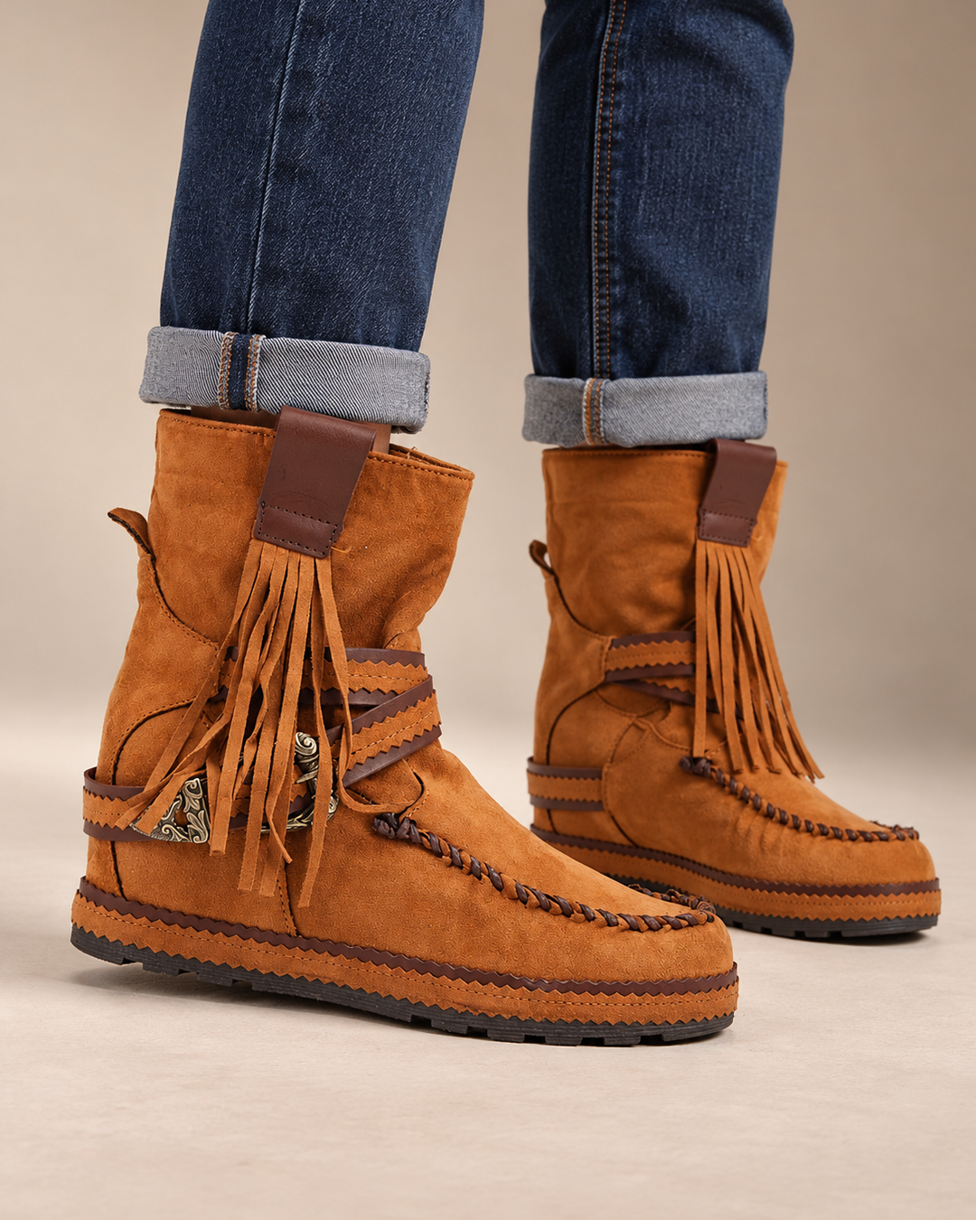 Botas boho de piel con flecos y hebilla · Mulanka, color camel, foto de uso con las botas completas.