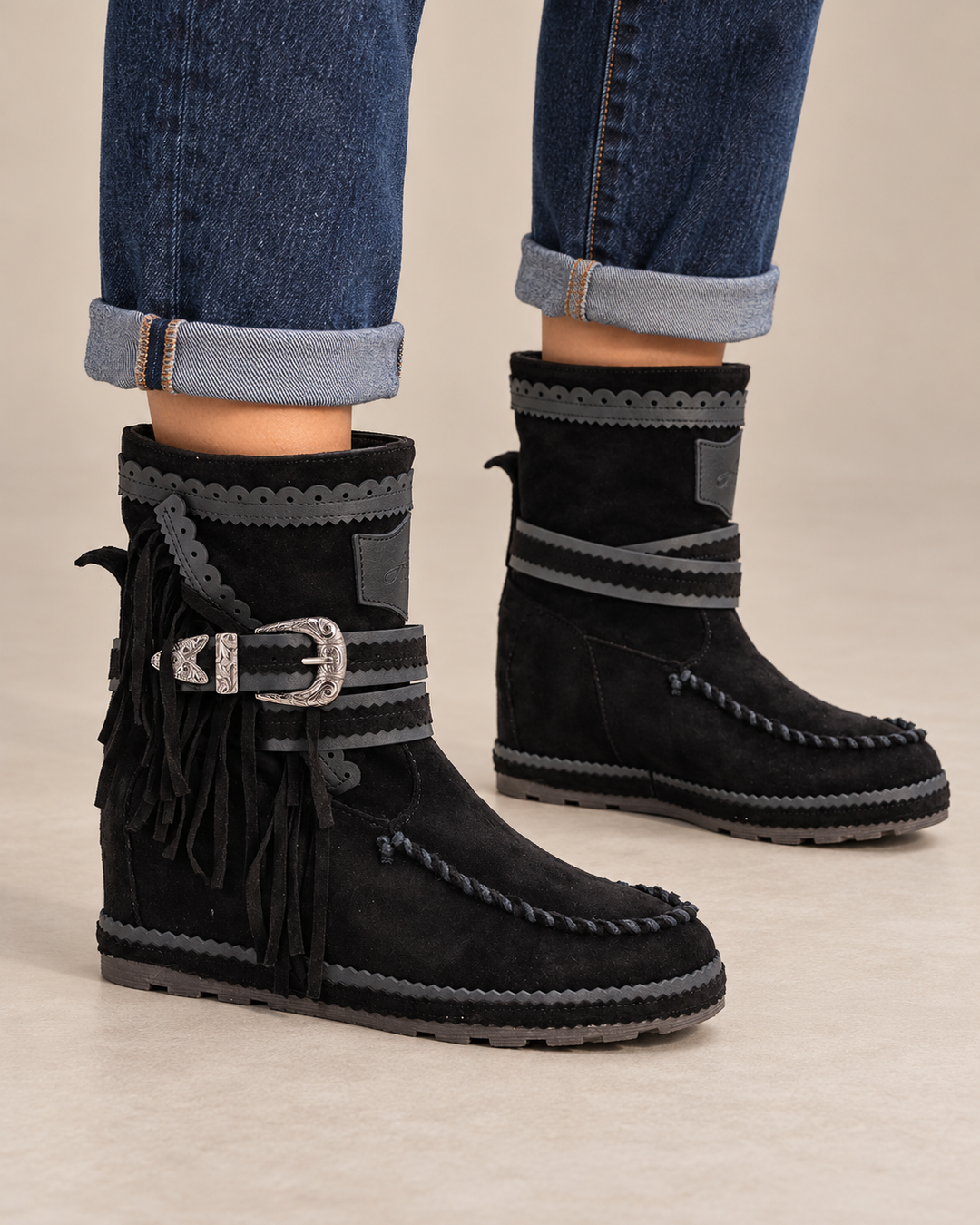 Botas boho de piel con remates festoneados · Mulanka, color negro, foto de uso con las botas completas.