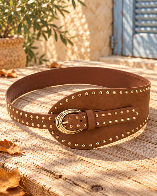 Cinturón boho tachas y hebilla ovalada · coñac, bodegón del producto sobre madera