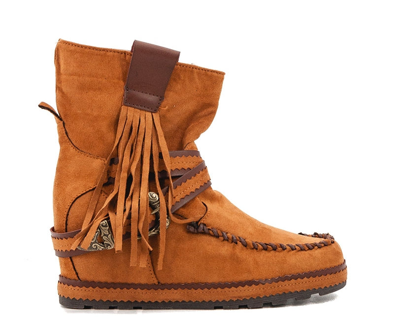 Botas boho de piel con flecos y hebilla · Mulanka, color camel, fotografía del producto original.