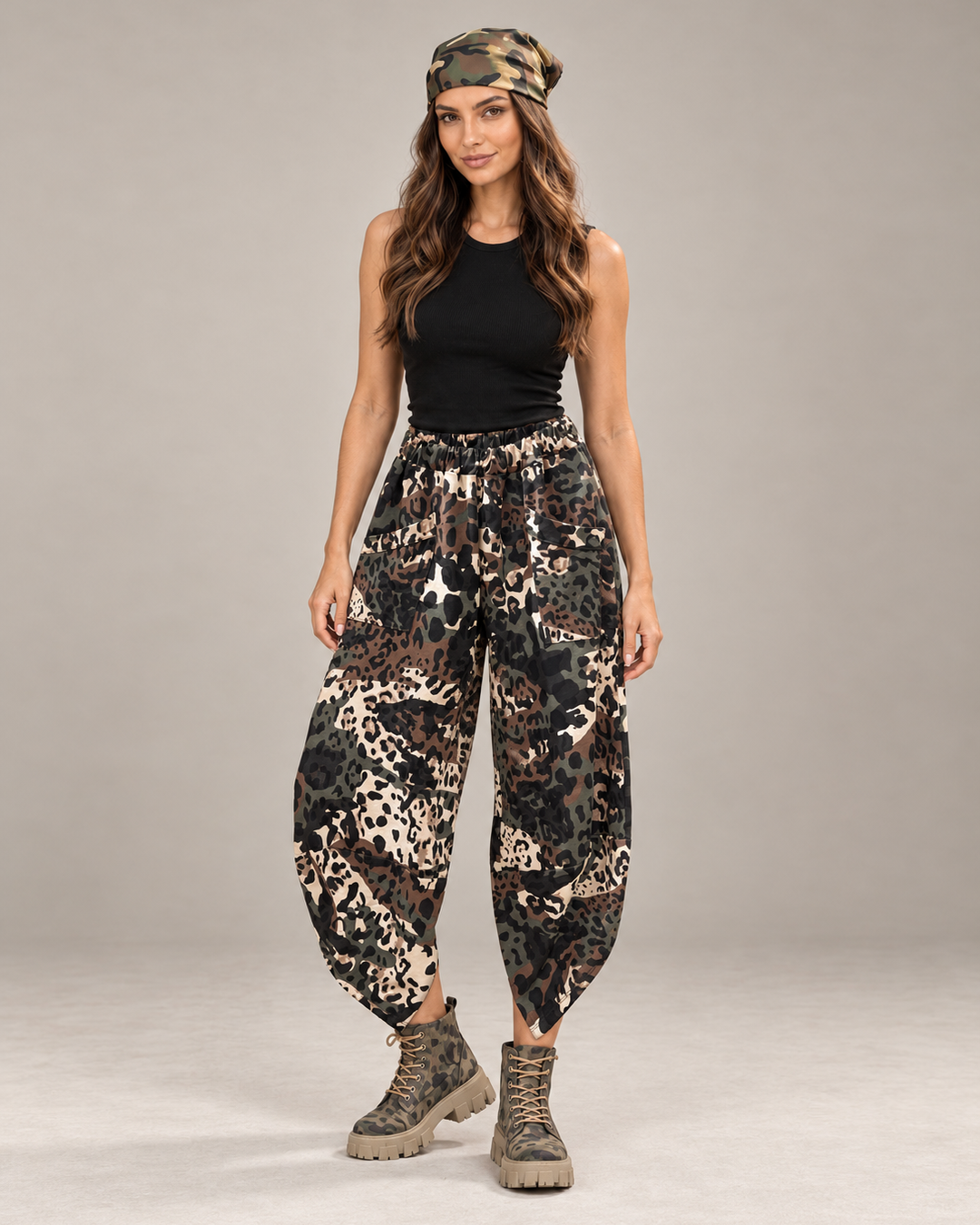Modelo con pantalón asimétrico de camuflaje para mujer, vista frontal para apreciar la cintura y el corte.