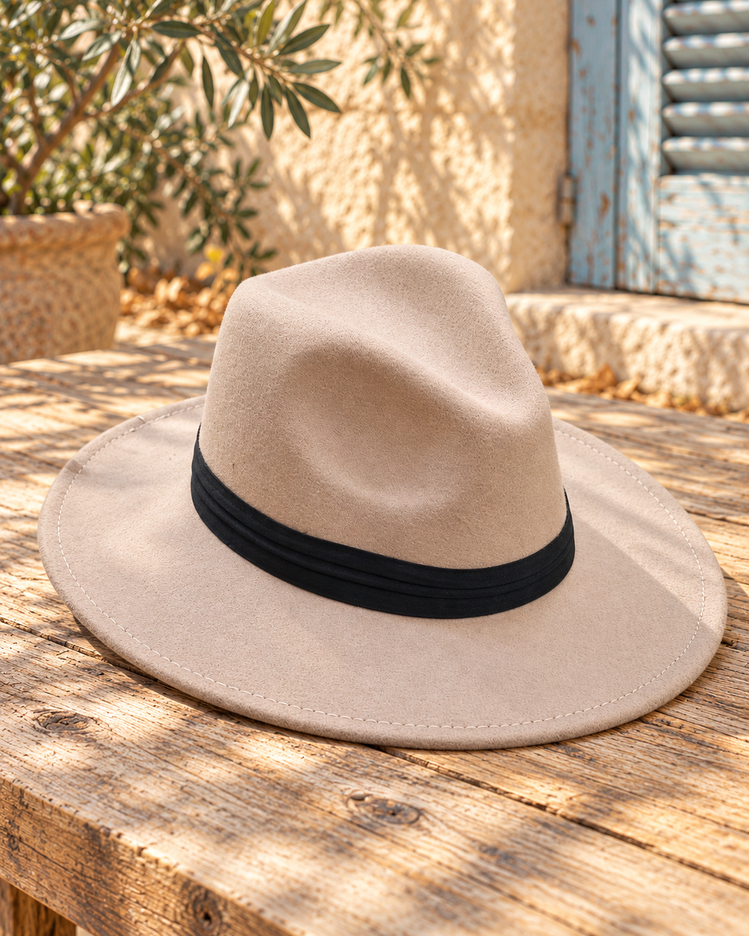 Sombrero fedora boho beige con cinta, bodegón del producto sobre madera